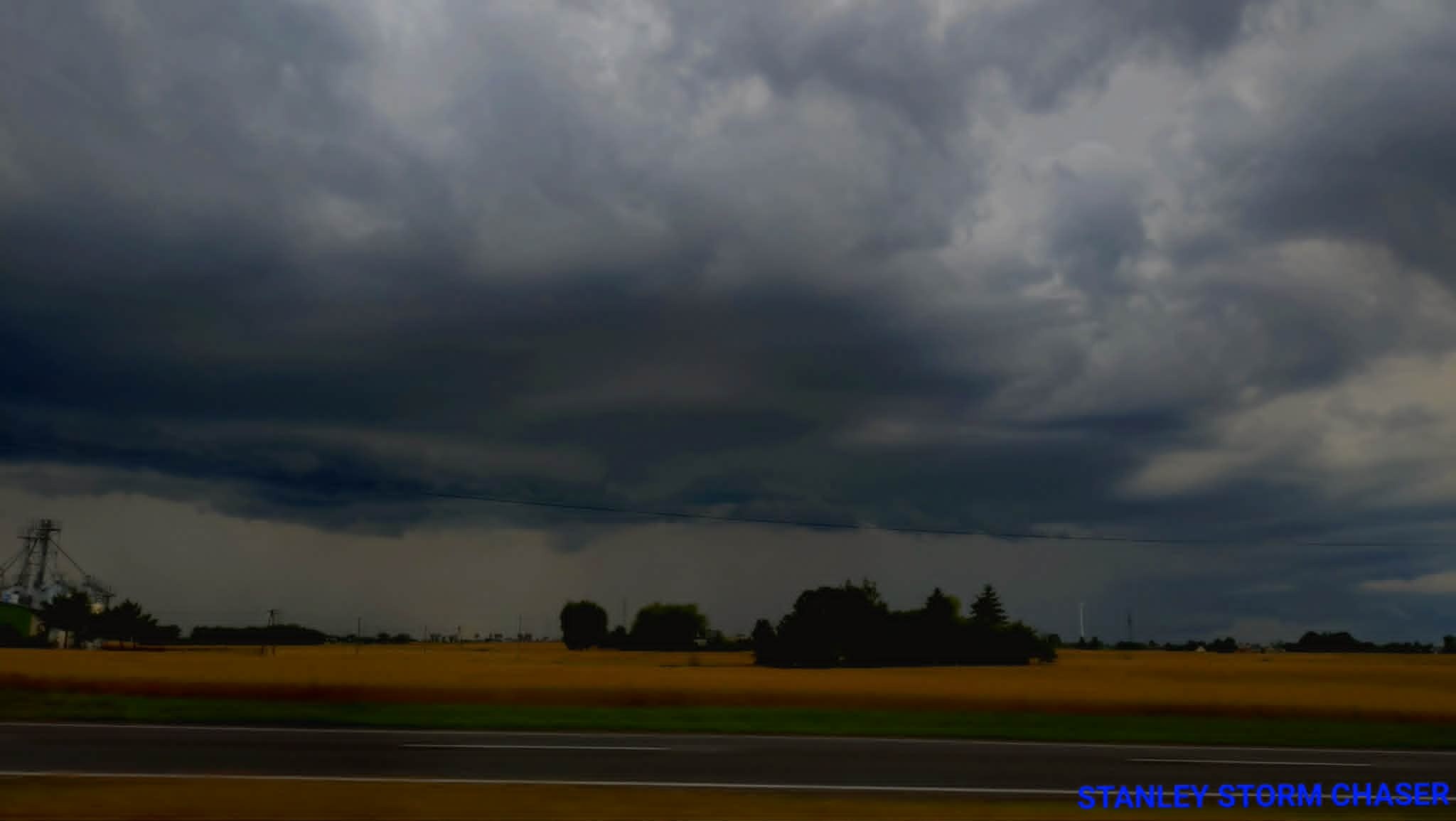 „Nadciągająca burza nad polami”