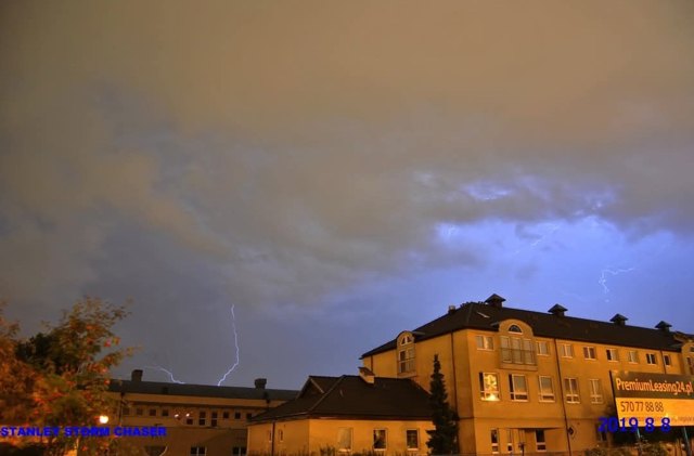 Nocna burza z wyładowaniami atmosferycznymi