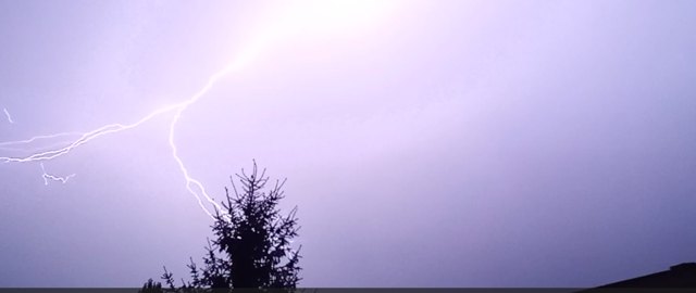 Błyskawica podczas nocnej burzy nad Łodzią